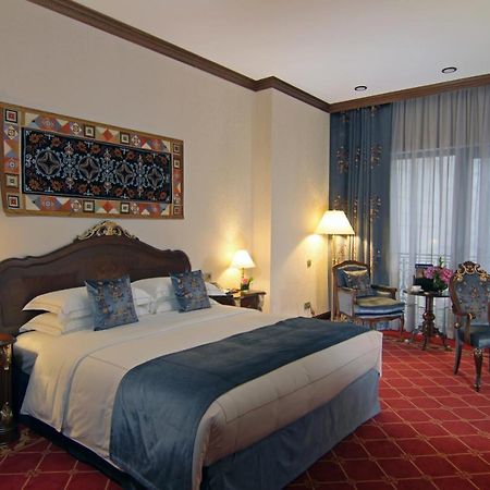 Orion Hotel Bischkek Exterior foto A room at the hotel