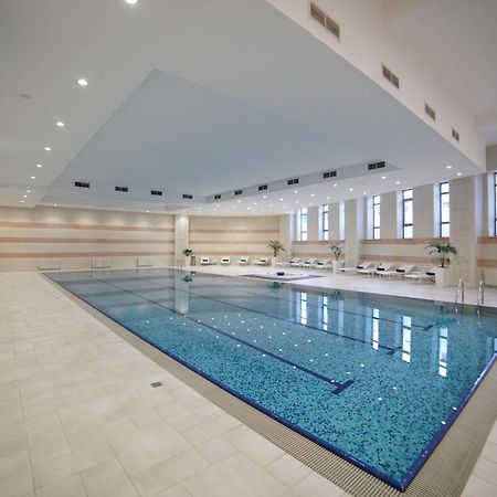 Orion Hotel Bischkek Exterior foto Swimming pool