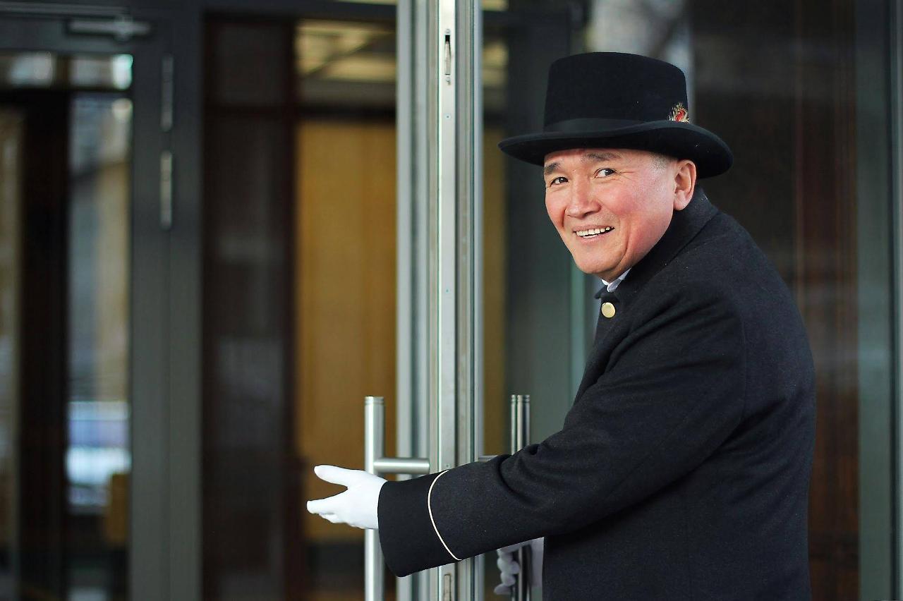 Orion Hotel Bischkek Exterior foto A doorman at the entrance of a hotel
