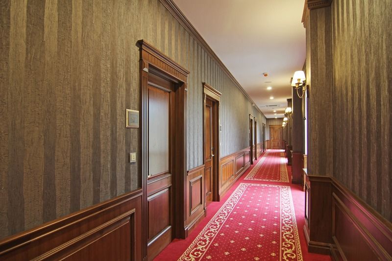 Orion Hotel Bischkek Exterior foto A corridor in a hotel