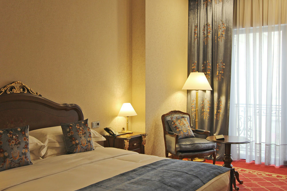 Orion Hotel Bischkek Exterior foto A room at the hotel