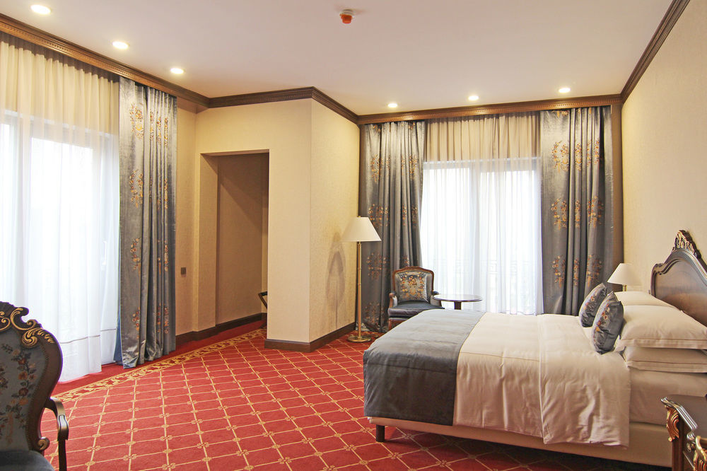 Orion Hotel Bischkek Exterior foto A bedroom at the hotel