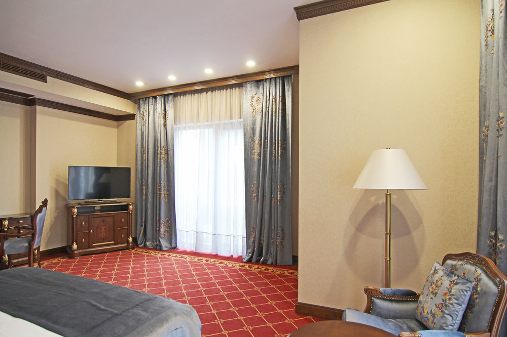 Orion Hotel Bischkek Exterior foto A room at the hotel