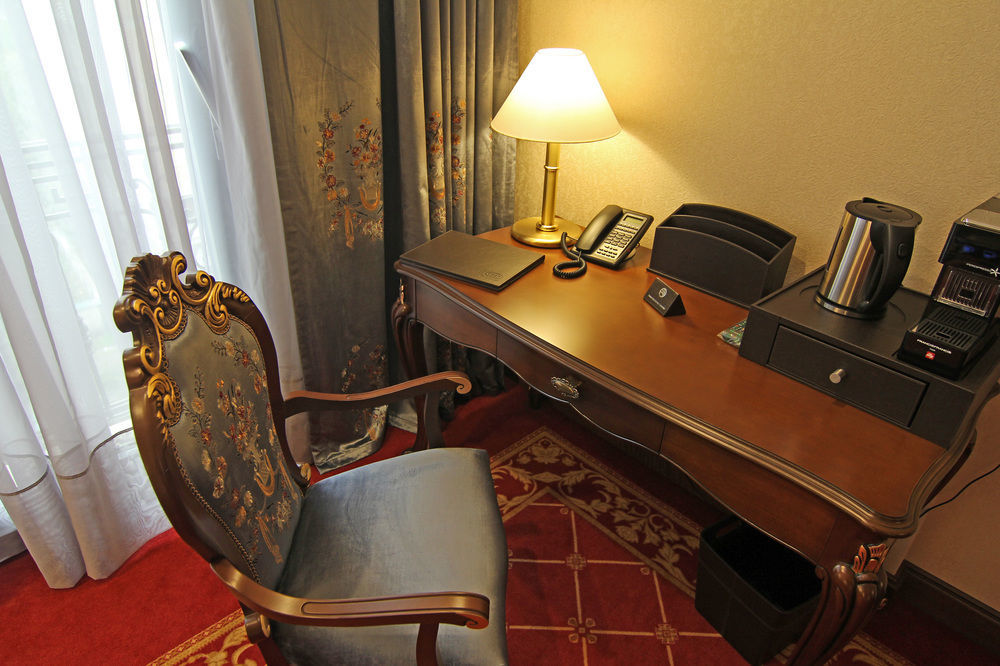 Orion Hotel Bischkek Exterior foto A writing desk in a hotel room