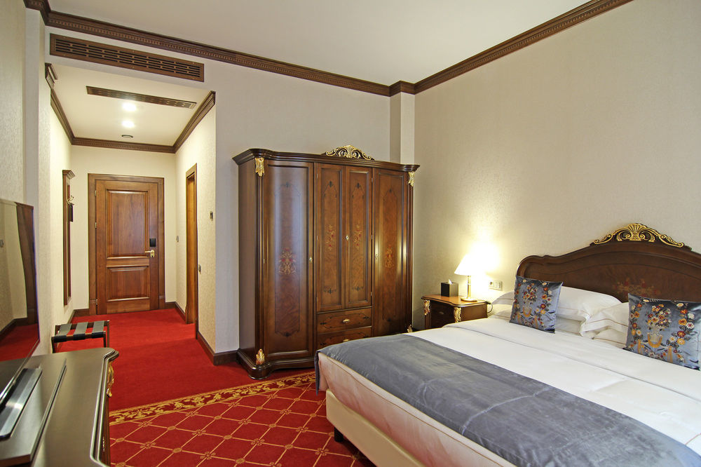 Orion Hotel Bischkek Exterior foto A room at the Grand Hotel