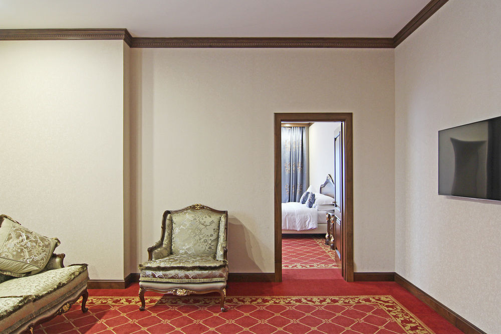 Orion Hotel Bischkek Exterior foto A suite at the hotel