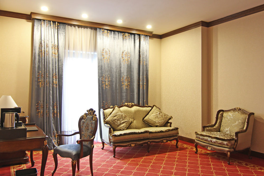 Orion Hotel Bischkek Exterior foto A suite at the hotel