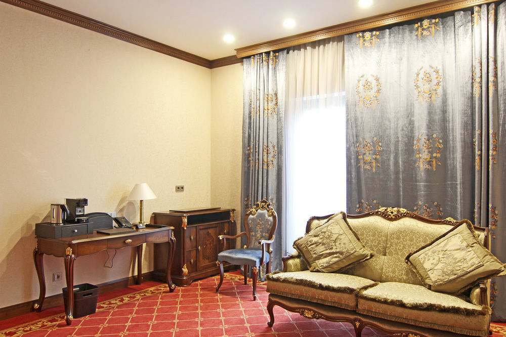 Orion Hotel Bischkek Exterior foto A room at the hotel