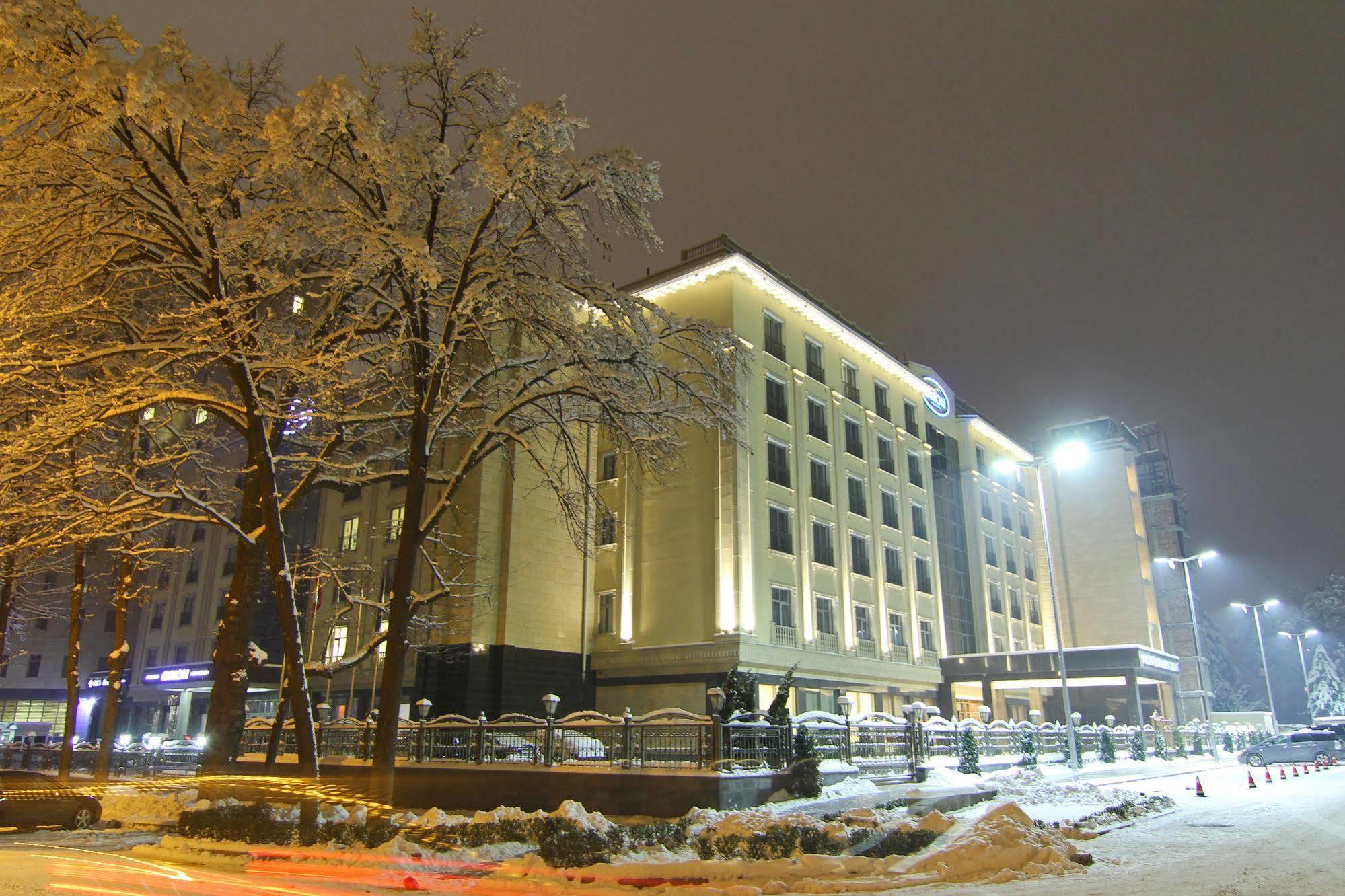 Orion Hotel Bischkek Exterior foto Hilton Prague