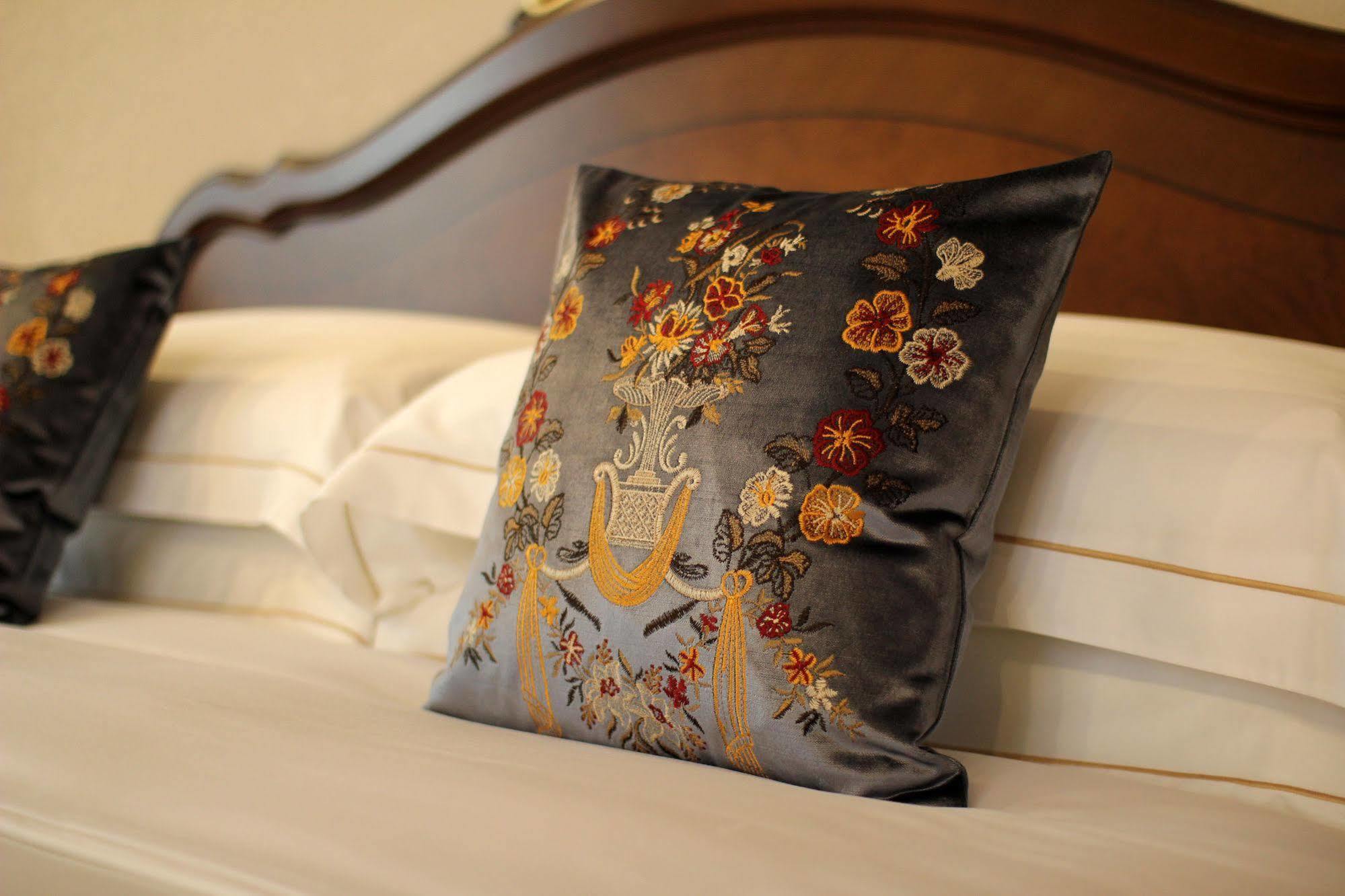 Orion Hotel Bischkek Exterior foto A cushion